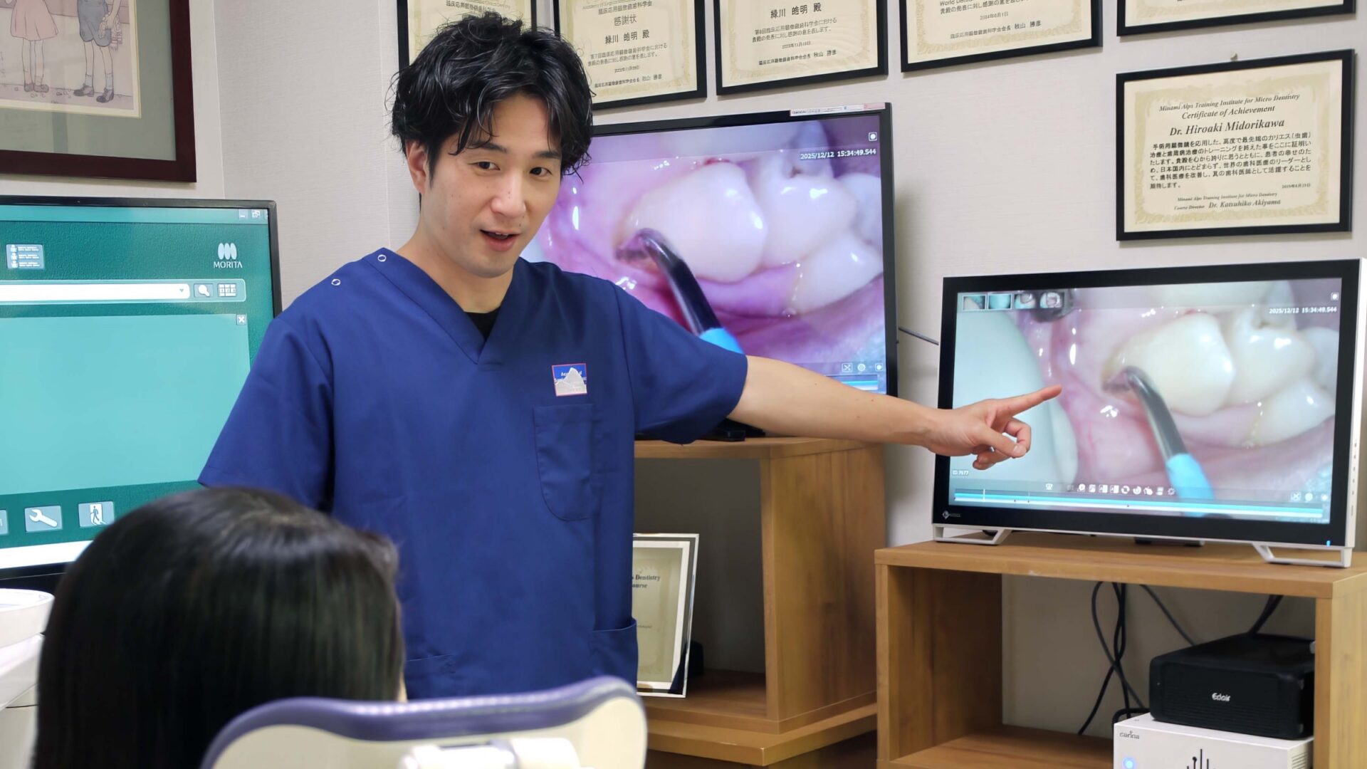 モニターを使用した治療説明の様子